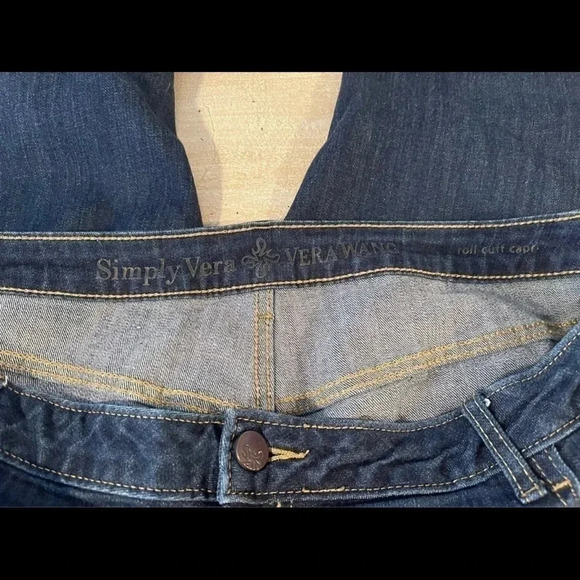 SIMPLY Vera Wang denim rolled cuffed capris. Stretchy
Size: 16 - Picture 3 of 10